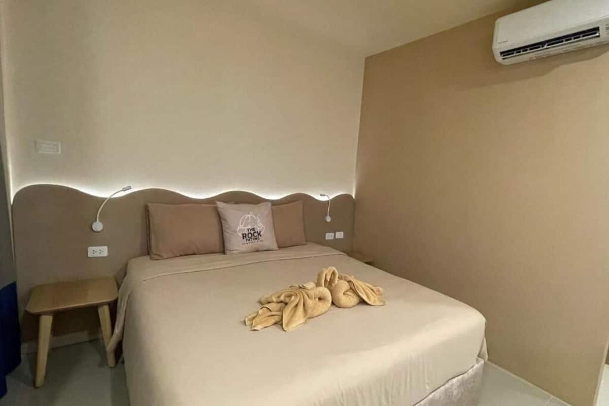 Habitación familiar, varias camas, no fumadores, baño privado | Ropa de cama de alta calidad y escritorio