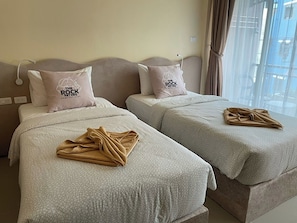 Deluxe Twin Mountain View with Balcony - The Rock Patong Comfort Stay (Patong)