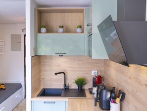 Fridge, microwave, dishwasher, cookware/dishes/utensils - La Frégate by Interhome (Port Camargue)