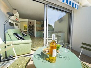 Outdoor dining - La Frégate by Interhome (Port Camargue)