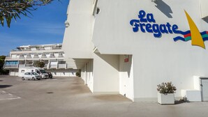 Ein Gebäude mit weißer Fassade und einem Schild mit der Aufschrift 'La Fregate'.