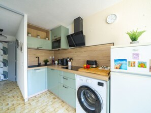 Fridge, microwave, dishwasher, cookware/dishes/utensils