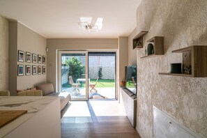 Living area - New two-room apartment of 55 square metres, finely furnished and able to accommodate 2 persons, in a recently built condominium. The flat is on the ground floor. It is necessary to go down some steps to access the condominium. Located in a quiet and resi (Como)