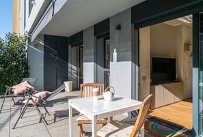 Outdoor dining - New two-room apartment of 55 square metres, finely furnished and able to accommodate 2 persons, in a recently built condominium. The flat is on the ground floor. It is necessary to go down some steps to access the condominium. Located in a quiet and resi (Como)