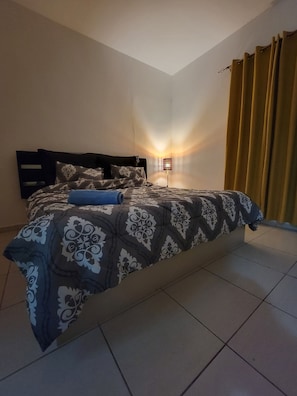 2 chambres, fer et planche à repasser, Wi-Fi, draps fournis
