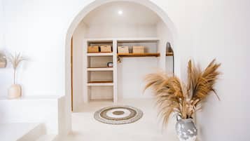 Villa de lujo, vista a la alberca | 1 habitación, caja de seguridad en la habitación y cortinas blackout