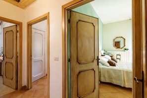 2 quartos, ferros/tábuas de passar roupa, Wi-Fi, roupa de cama