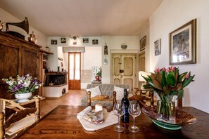 TV - GuestHost - Comfy Apt near the Castle of Brolio (San Regolo)