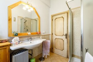 Douche, sèche-cheveux, bidet, serviettes fournies