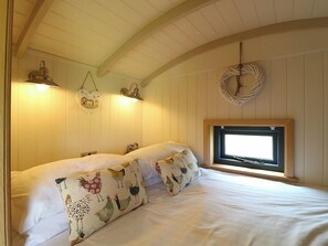 1 bedroom, bed sheets