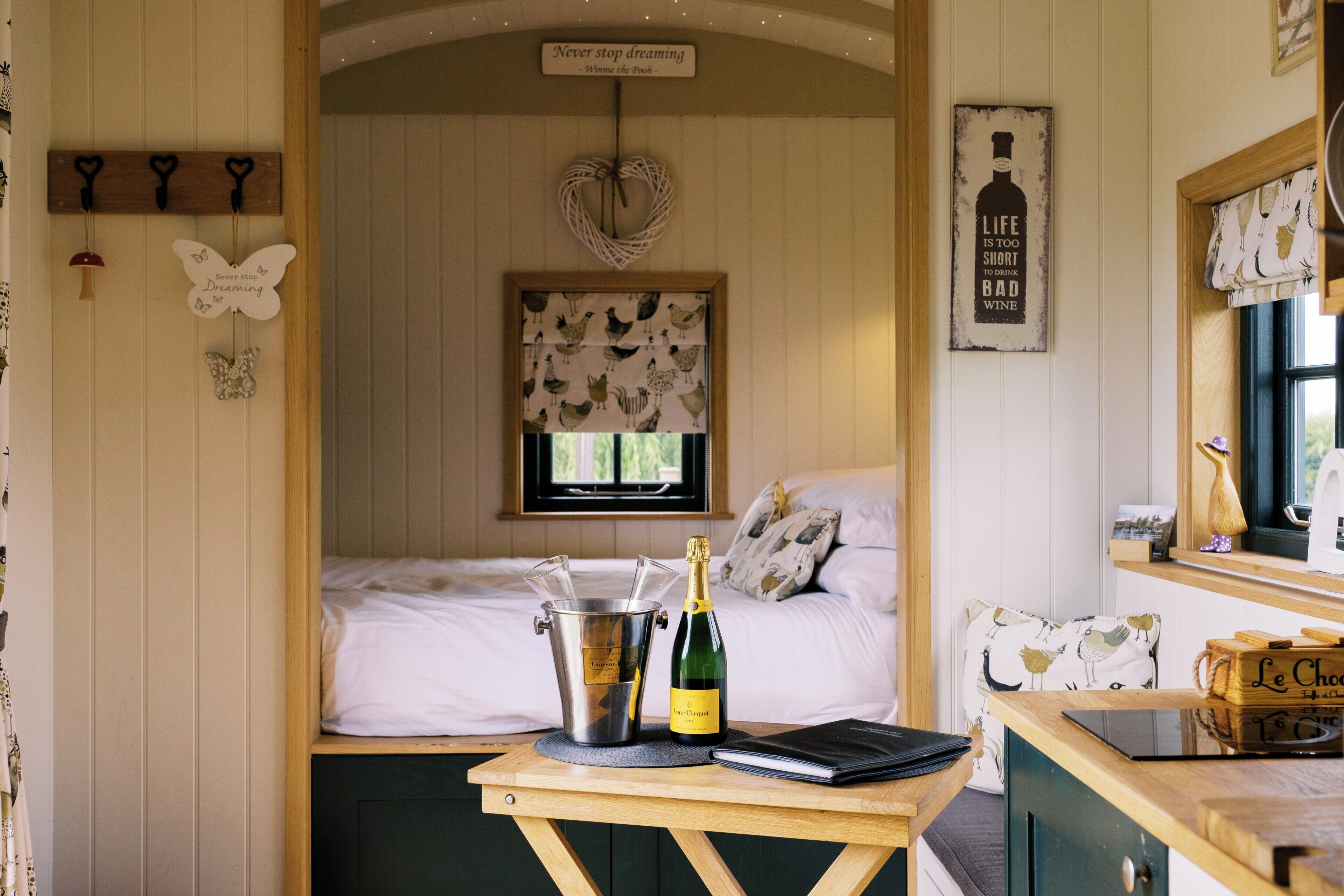 1 bedroom, bed sheets