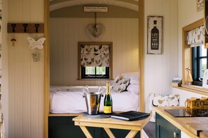 1 bedroom, bed sheets