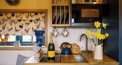 Lillie's Shepherd's Hut - Sleeps 2 & Hot Tub