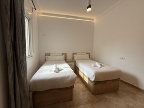 2 habitaciones, tabla de planchar con plancha, internet y ropa de cama 