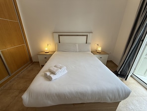 2 dormitorios, tabla de planchar con plancha, Internet y ropa de cama