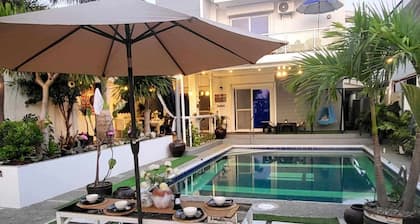 Modern 3-bedroom house with AC, WiFi and pool in lovely Bacnotan