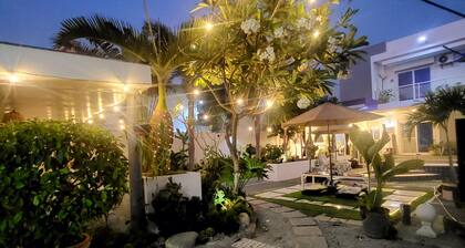 Modern 3-bedroom house with AC, WiFi and pool in lovely Bacnotan