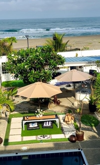 Modern 3-bedroom house with AC, WiFi and pool in lovely Bacnotan