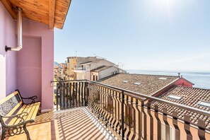 Unclassified image, 2 of 22, button