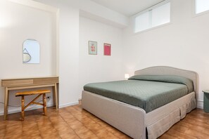2 habitaciones, tabla de planchar con plancha, cuna de viaje y wifi 