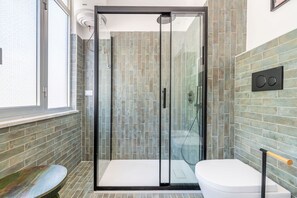 Dusche, Haartrockner, Bidet, Handtücher
