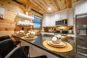 Fridge, microwave, oven, stovetop - Direct ATV trail access, covered patio with hot tub, and fire pit near Hochatown (Broken Bow)