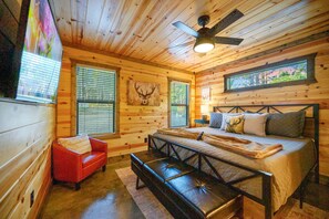 2 bedrooms, iron/ironing board, travel cot, free WiFi - Direct ATV trail access, covered patio with hot tub, and fire pit near Hochatown (Broken Bow)