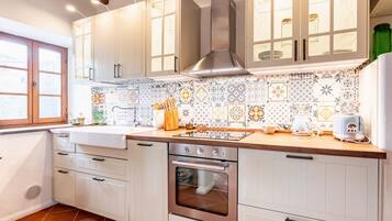 Kühlschrank, Ofen, Herdplatte, Wasserkocher mit Kaffee-/Teezubehör