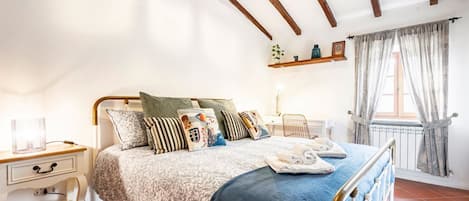 3 habitaciones, tabla de planchar con plancha, wifi y ropa de cama
