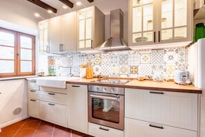 Geladeira, fogão, cooktop, cafeteira/chaleira