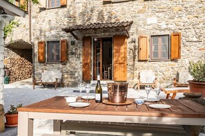 Outdoor dining - GuestHost - The House of Five Moons-Quiet Escape (Luni)