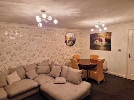TV. 3 Bed house - Sleeps 6 - Parking - Wifi