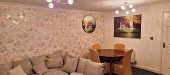 3 Bed house - Sleeps 6 - Parking - Wifi