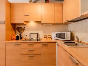 Fridge, microwave, dishwasher, cookware/dishes/utensils