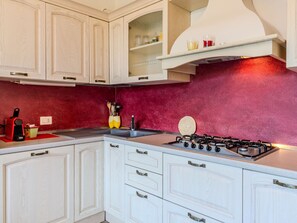 Fridge, microwave, dishwasher, cookware/dishes/utensils