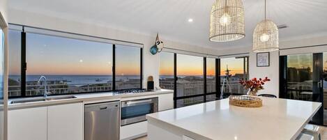 Frigorífic, microones, forn i placa de cuina