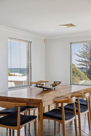 Dining - Yakkan Lodge Holiday Home (Ledge Point)