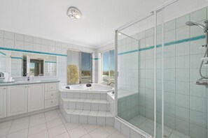 Bathroom - Yakkan Lodge Holiday Home (Ledge Point)