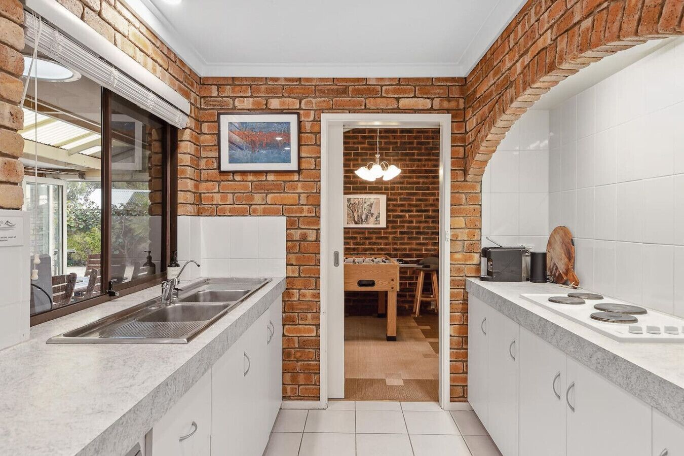 Een vaatwasser, een koffiezetapparaat/waterkoker, een kinderstoel