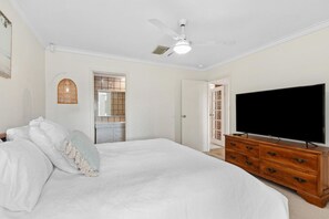 4 bedrooms, iron/ironing board, WiFi, bed sheets