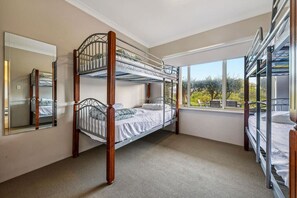 3 bedrooms, WiFi, bed sheets - Reef View, Ledge Point beachfront (Ledge Point)