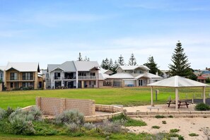 Exterior - Reef View, Ledge Point beachfront (Ledge Point)