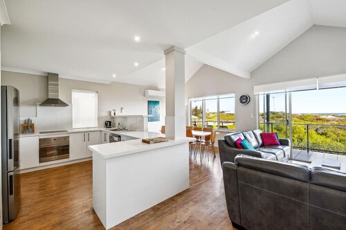 Reef View, Ledge Point beachfront