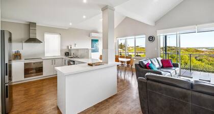 Reef View, Ledge Point beachfront