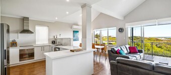 Reef View, Ledge Point beachfront