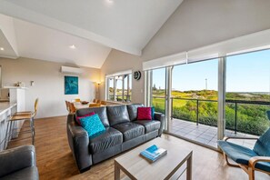 TV, stereo - Reef View, Ledge Point beachfront (Ledge Point)