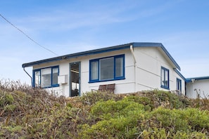 Exterior - Vintage Ledge Point Beach Shack (Ledge Point)