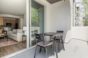 Outdoor dining - Blueground | Marina Del Rey, pool & w/d, nr beach (Los Angeles)