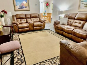 Smart TV, table football, books, printers - Charming Spacious Home with a Game Room Close to Beaches and IMG Academy. (Bradenton)