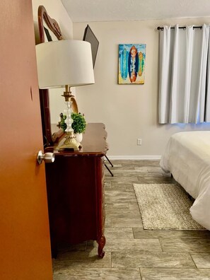 3 bedrooms, desk, iron/ironing board, travel cot - Charming Spacious Home with a Game Room Close to Beaches and IMG Academy. (Bradenton)